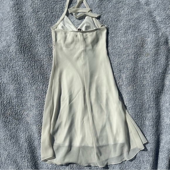 White Flowy Mid-length Dress with Sequence and Lace Detailing - Size Medium - Picture 13 of 13